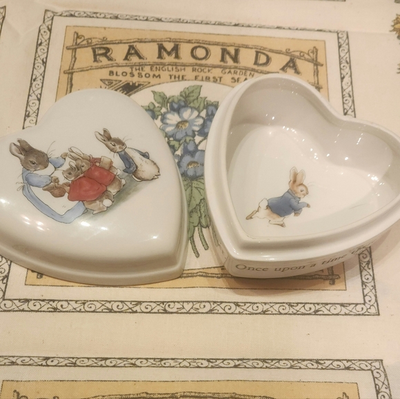 WEDGWOOD PETER RABBIT HEART-SHAPED TRINKET DISH W/ LID & MATCHING SWITCH PLATE - Picture 15 of 15